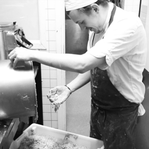 Lukas hjälper koncernens nya café @open_cafe med lingonbröd till nästa veckas lunch. Team work for life! #luxdagfordag #luxdagfördag #teamwork #opencafe #lingonbröd